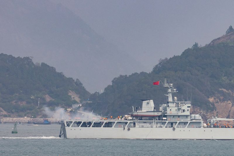 © Reuters. FILE PHOTO: A Chinese warship fires towards the shore during a military drill near Fuzhou near the Taiwan controlled Matsu Islands that are close to the Chinese coast, China, April 8, 2023.  REUTERS/Thomas Peter/File Photo