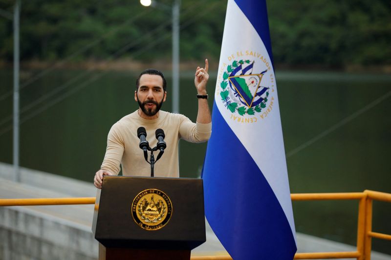 © Reuters. El Salvador's President Nayib Bukele speaks during the inauguration of the 3 de Febrero hydroelectric power plant in San Luis de La Reina, El Salvador October 19, 2023. REUTERS/Jose Cabezas