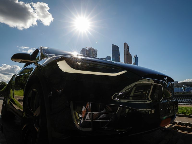 © Reuters. FILE PHOTO: A Tesla Model X electric vehicle is shown in this picture illustration taken in Moscow, Russia July 23, 2020. Picture taken July 23, 2020. REUTERS/Evgenia Novozhenina/File photo