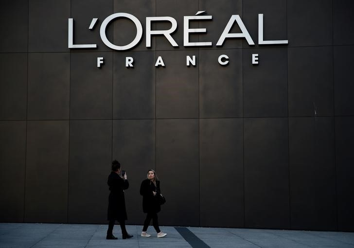 &copy; Reuters. フランス化粧品大手ロレアルが１９日発表した第３・四半期の既存店売上高は、為替レートの影響を除くベースで前年同期比１１．１％増の１００億ユーロだった。写真はロレアルのロゴ。