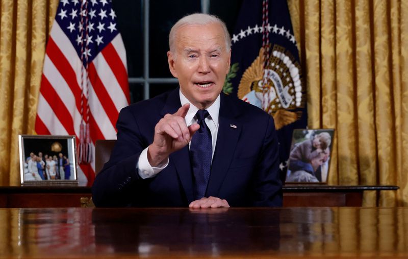 &copy; Reuters. Le président américain Joe Biden s'adresse à la nation depuis le bureau ovale de la Maison Blanche à Washington, États-Unis. /Photo prise le 19 octobre 2023/REUTERS/Jonathan Ernst/Pool