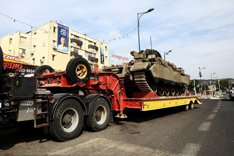 &copy; Reuters. Un carro armato trainato per le strade di Kiryat Shmona, in Israele. REUTERS/Lisi Niesner