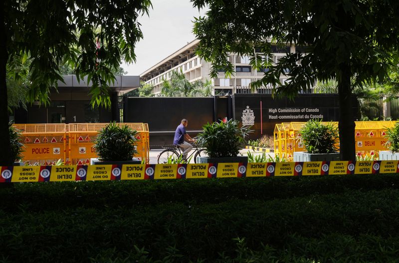 &copy; Reuters. A man on a bicycle passes by the Canadian High-Commision in New Delhi, India, September 20, 2023. REUTERS/Anushree Fadnavis/File Photo