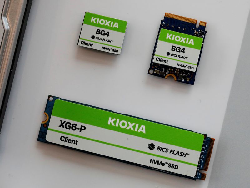 &copy; Reuters. FILE PHOTO: Japanese chipmaker Kioxia's products are displayed at its headquarters in Tokyo, Japan, September 30, 2021. REUTERS/Kim Kyung-Hoon/File Photo