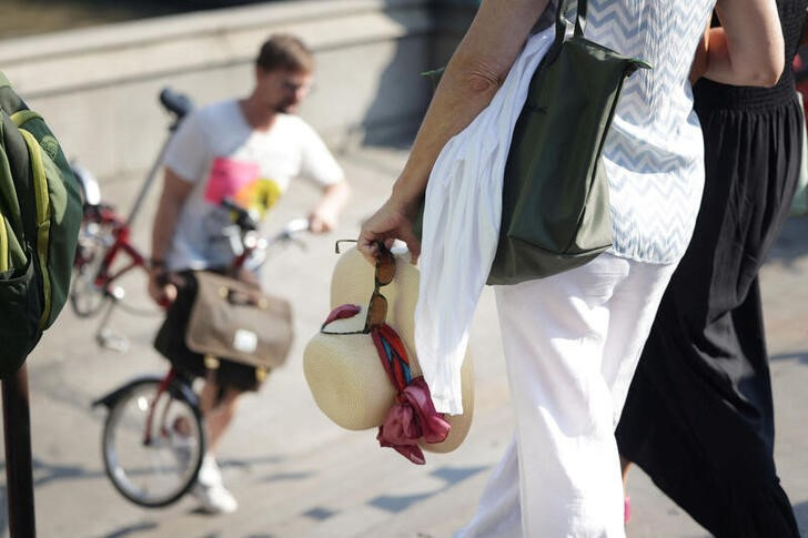 © Reuters. A woman carries a sunhat in London, Britain, September 7, 2023. REUTERS/Anna Gordon