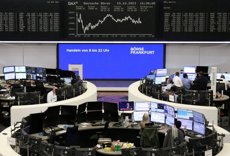 &copy; Reuters. شاشات إلكترونية تعرض حركة تداول الأسهم على مؤشر داكس الألماني في بورصة فرانكفورت يوم الخميس . تصوير : رويترز . 