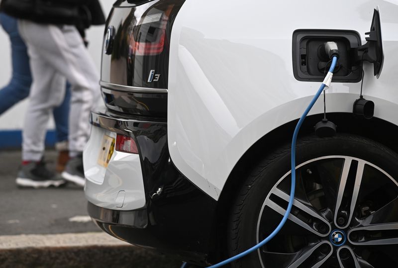 &copy; Reuters. Une voiture électrique en train d'être rechargée à une borne de recharge, à Londres. /Photo d'archives prise le 19 octobre 2021/REUTERS/Toby Melville