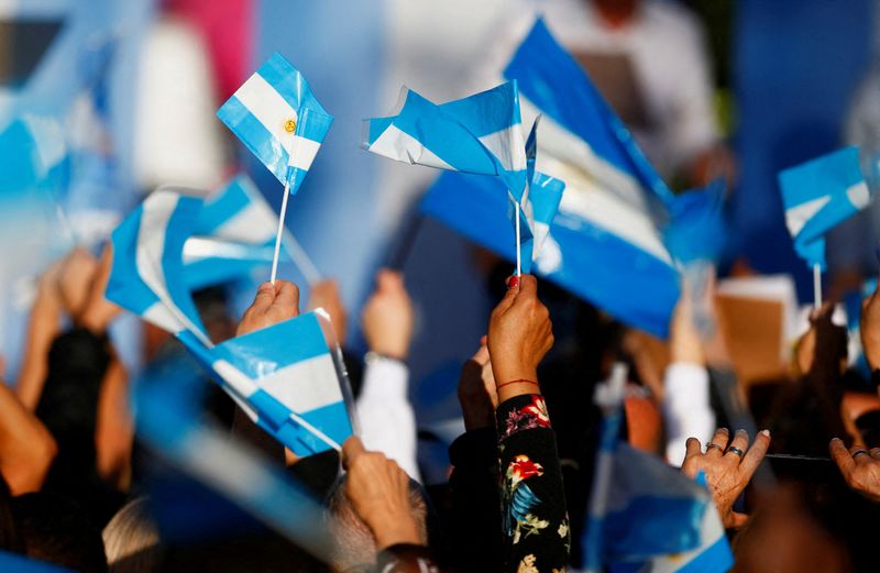 &copy; Reuters. FILE PHOTO: Supporters of Argentina's presidential candidate Patricia Bullrich of Juntos por el Cambio party attend the closing event of her electoral campaign ahead of the October 22 general election, in Buenos Aires, Argentina October 19, 2023. REUTERS/