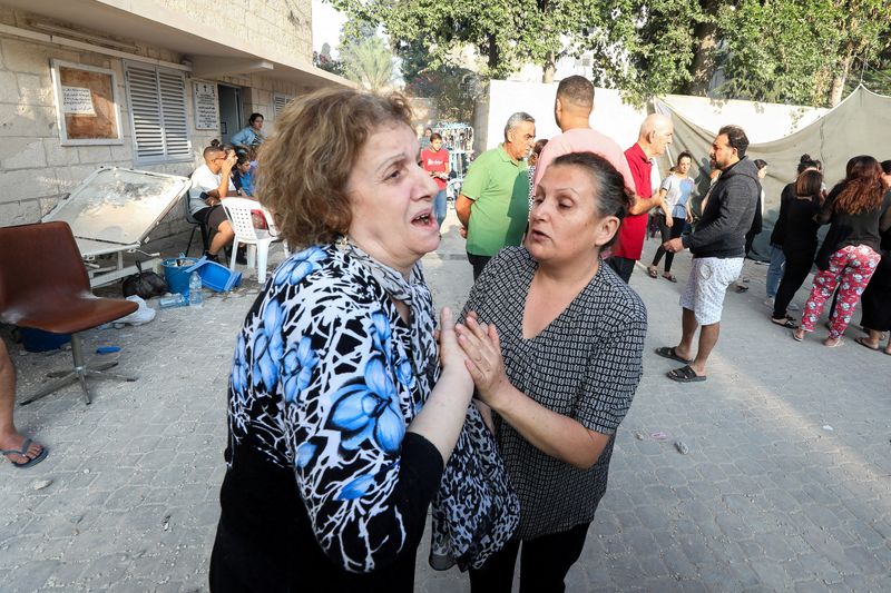 &copy; Reuters. La reazione di alcune donne nella chiesa greco-ortodossa di San Porfirio, danneggiata da un attacco israeliano, dove si rifugiano i palestinesi fuggiti dalle loro case, a Gaza City, 20 ottobre 2023. REUTERS/Mohammed Al-Masri