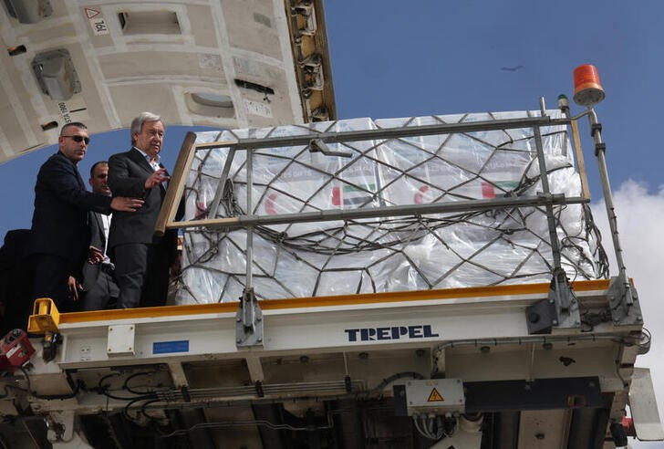 &copy; Reuters. El secretario general de la ONU, Antonio Guterres, inspecciona un envío de ayuda para los palestinos en el aeropuerto de Al Arish, Egipto. 20 octubre 2023. REUTERS/Amr Abdallah Dalsh