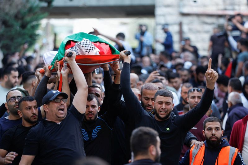 &copy; Reuters. イスラム組織ハマスとイスラエルの軍事衝突が今月７日に発生して以降、イスラエルが占領するパレスチナ自治区ヨルダン川西岸で暴力行為が急増している。イスラエル兵に殺害されたパレ