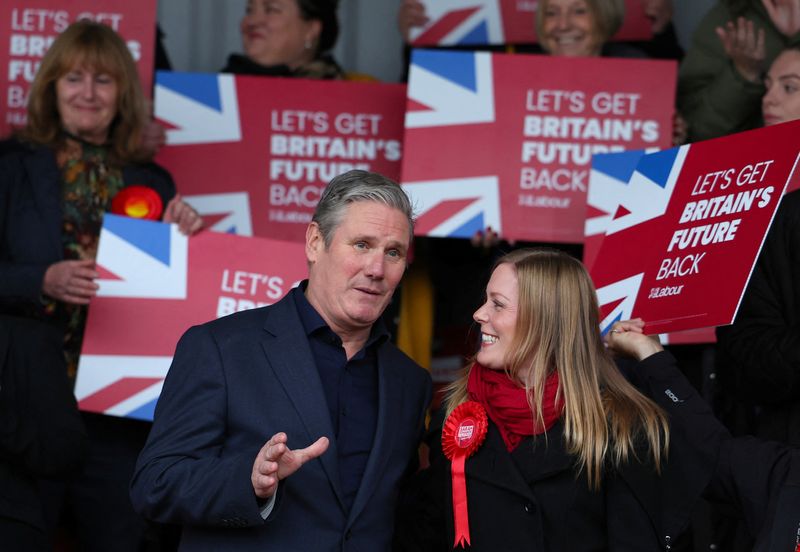 © Reuters. Kier Starmer, leader of Britain's Labour Party, and Sarah Edwards, newly elected MP for Tamworth, attend a by-election victory event at Tamworth football stadium, Tamworth in central Britain, October 20, 2023. REUTERS/Toby Melville