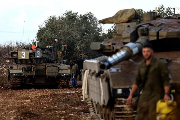 &copy; Reuters. Soldados israelíes junto a sus tanques cerca de la frontera del norte de Israel con Líbano. 19 octubre 2023. REUTERS/Lisi Niesner