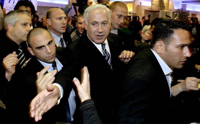 &copy; Reuters. Benjamin Nethanyahu tra i suoi supporter durante un incontro prima delle elezioni nella città di Haifa, nord Israele, 26 marzo 2006.     REUTERS/Jerry Lampen