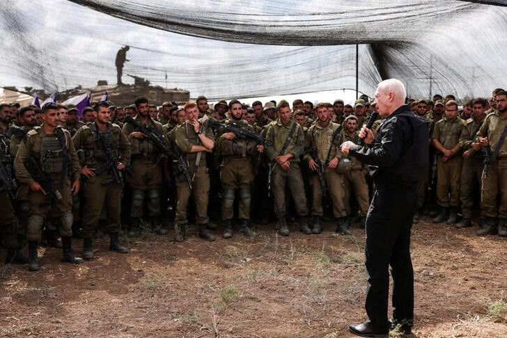 &copy; Reuters. Foto del jueves del ministro de Defensa de Israel, Yoav Gallant, en un encuentro con soldados en la frontera con la Franja de Gaza 
Oct 19, 2023. REUTERS/Ronen Zvulun   