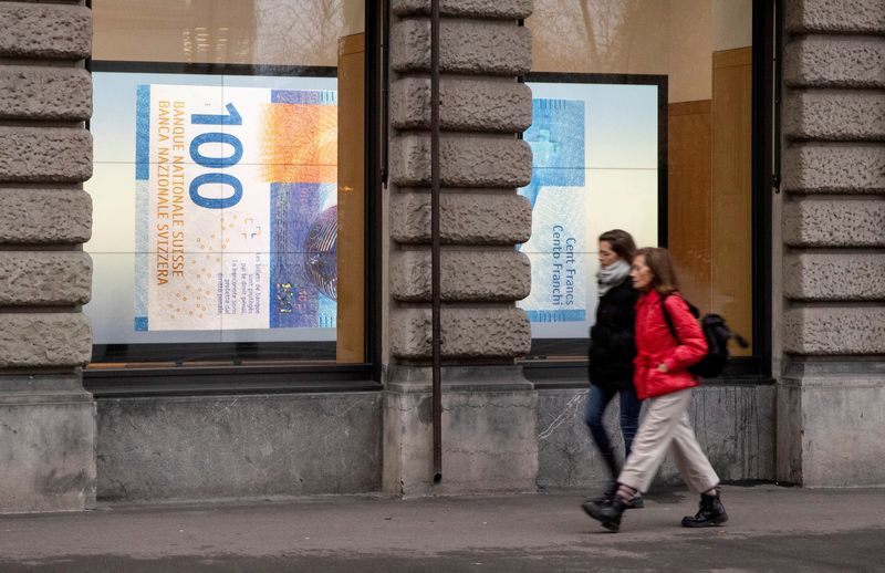 &copy; Reuters. FILE PHOTO: A projection shows a 100 franc banknote in a window in Zurich, Switzerland December 16, 2021. REUTERS/Arnd Wiegmann/File Photo