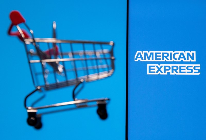 &copy; Reuters. Imagen de archivo ilustrativa de un teléfono inteligente con el logo de American Express puesto junto a un carro de compras de juguete tomada el 15 de julio, 2021. REUTERS/Dado Ruvic/Ilustración/Archivo