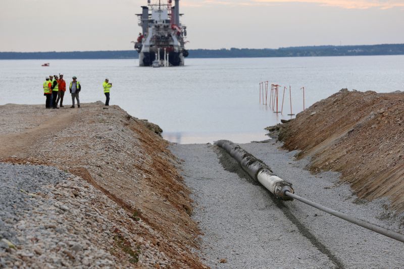 &copy; Reuters. FILE PHOTO: A view of the Balticconector pipeline as it is pulled into the sea in Paldiski, Estonia in an undated handout photo taken in 2019. ELERING/Handout via REUTERS/File Photo