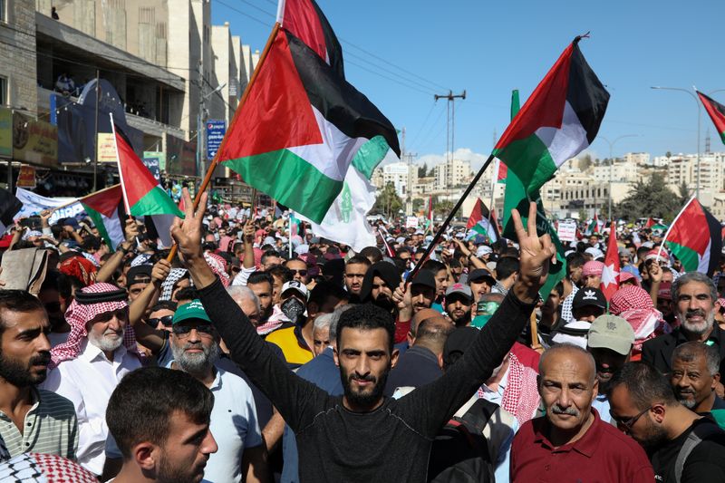 &copy; Reuters. أردنيون يشاركون خلال احتجاج تضامنا مع الفلسطينيين في عمان يوم الجمعة.  تصوير: علاء السخني - رويترز.