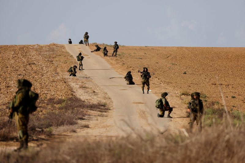 &copy; Reuters. Foto del jueves de soldados de Israel patrullando una zona cerca de la frontera de Israel con la Franja de Gaza 
Oct 19, 2023. REUTERS/Amir Cohen/
