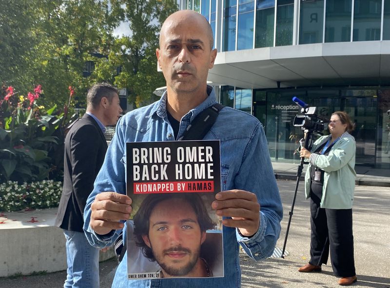 &copy; Reuters. Assaf Shem Tov, uncle of Omer Shem Tov, a hostage taken to Gaza by Hamas, holds a sign calling for his nephew's release in front of the headquarters of the International Committee of the Red Cross (ICRC) in Geneva, Switzerland, October 20, 2023.  REUTERS/