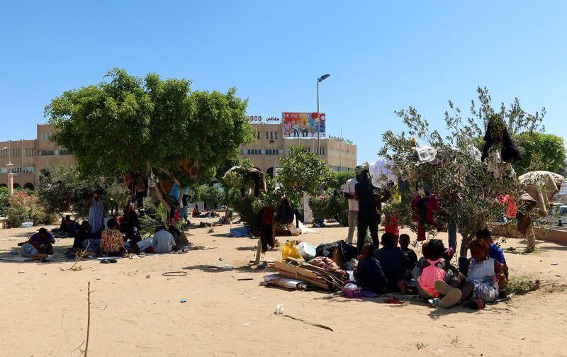 &copy; Reuters. مهاجرون أفارقة يتجمعون في حديقة عامة في صفاقس بتونس يوم 13 يوليو تموز 2023. تصوير: جهاد عبد اللاوي - رويترز.  