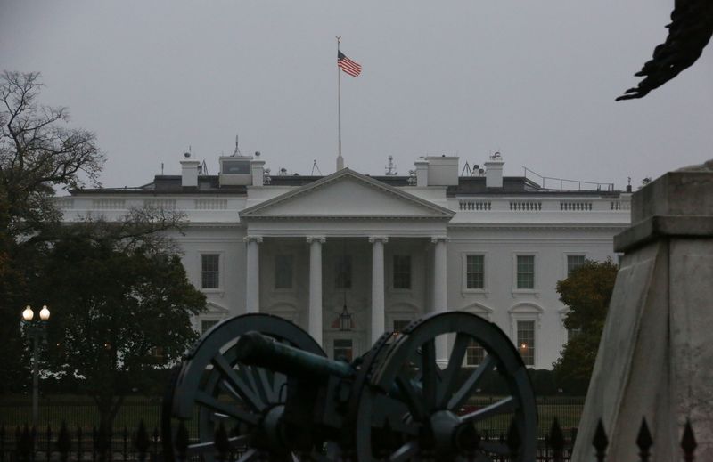 &copy; Reuters. علم الولايات المتحدة يرفرق فوق البيت الأبيض في واشنطن. صورة من أرشيف رويترز.