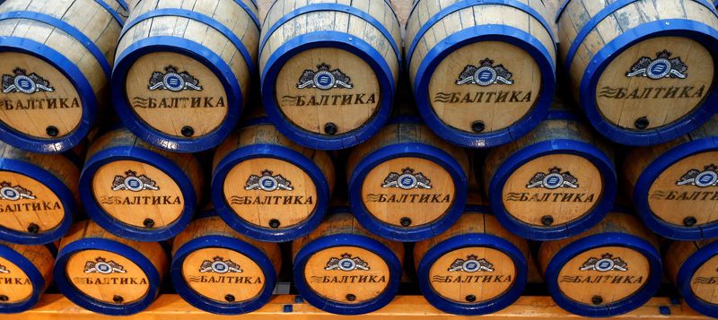 © Reuters. FILE PHOTO: Barrels are seen at the museum of the Baltika brewery in St. Petersburg, October 12, 2014. REUTERS/Alexander Demianchuk/File Photo