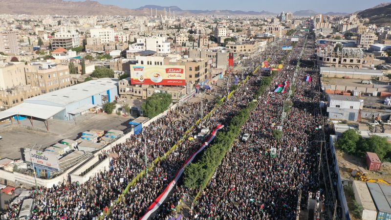 &copy; Reuters. Yemeníes se reúnen durante una protesta pro-palestina para expresar solidaridad con los palestinos en Gaza, en Saná, Yemen, el 20 de octubre de 2023. Houthi Media Center/Distribuida vía REUTERS. ATENCIÓN EDITORES, ESTA IMAGEN FUE CEDIDA POR UN TERCER