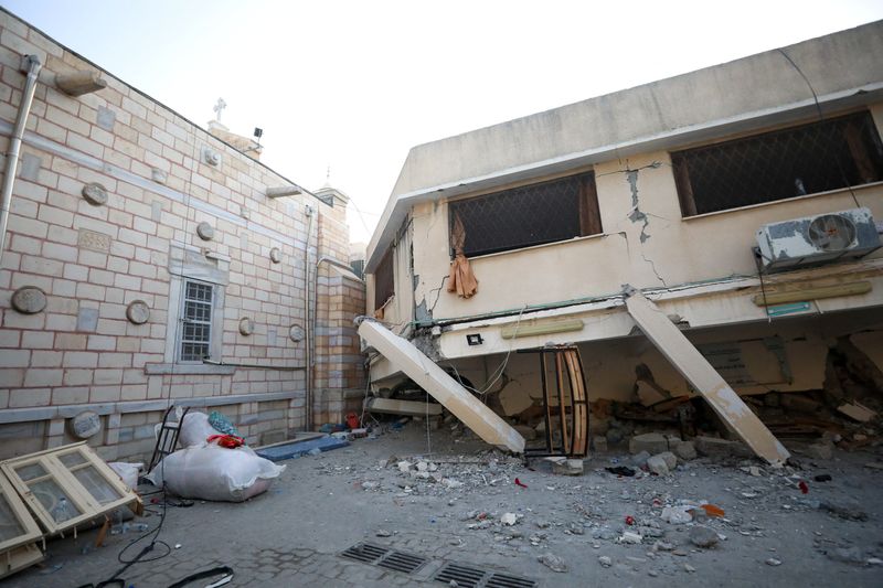 © Reuters. Vista general de la iglesia ortodoxa griega de San Porfirio, dañada por un ataque israelí, donde se refugian los palestinos que huyeron de sus hogares, en la ciudad de Gaza

Oct 20, 2023. REUTERS/Mohammed Al-Masri