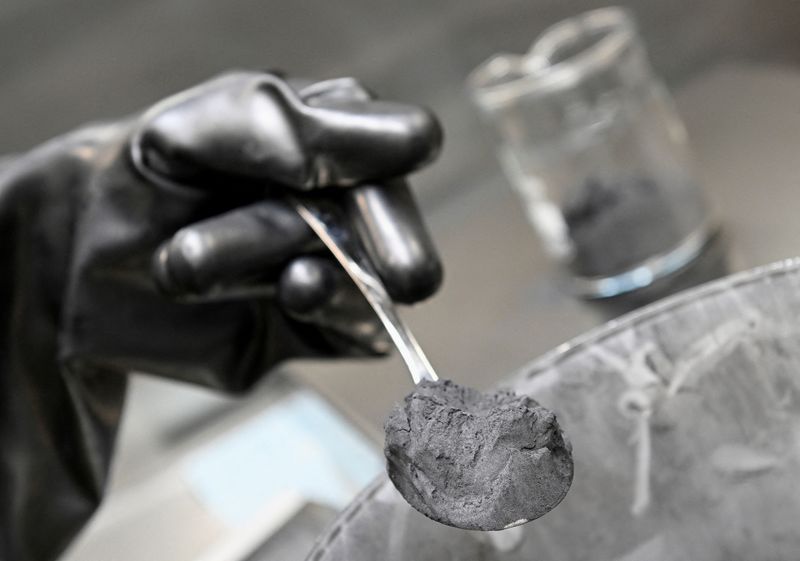 &copy; Reuters. FILE PHOTO: Graphite powder, used for battery paste, is pictured in a Volkswagen pilot line for battery cell production in Salzgitter, Germany, May 18, 2022. German carmaker will launch its so called "Mission SalzGiga", a plant for battery cell production