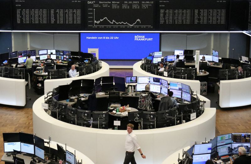 &copy; Reuters. شاشات تعرض بيانات مؤشر داكس الألماني في بورصة فرانكفورت يوم الجمعة. تصوير: رويترز.