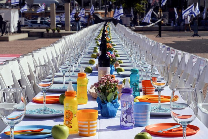 &copy; Reuters. Una mesa colocada para una cena se exhibe de manera simbólica en Tel Aviv, en representación de las personas tomadas como rehenes por el grupo palestino Hamás.  Octubre 20, 2023. REUTERS/Janis Laizans