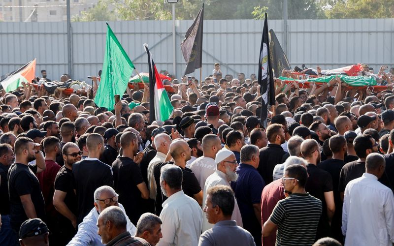 &copy; Reuters. مشيعون يشاركون في جنازة بمخيم نور شمس في طولكرم بالضفة الغربية المحتلة يوم الجمعة. تصوير: رنين صوافطة - رويترز.
