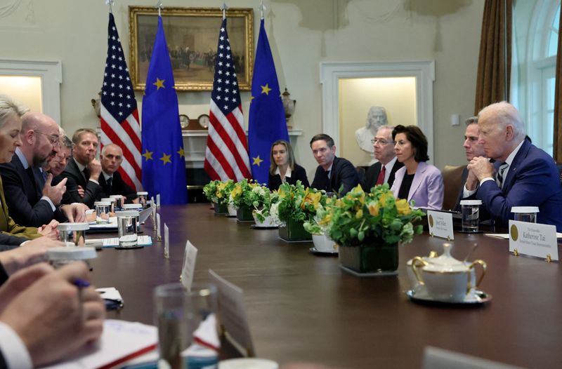 © Reuters. الرئيس الأمريكي جو بايدن يعقد اجتماعا ثلاثيا مع رئيس المجلس الأوروبي شارل ميشيل ورئيسة المفوضية الأوروبية أورسولا فون دير لاين في البيت الأبيض في واشنطن يوم الجمعة. تصوير: ليا ميليس - رويترز.
