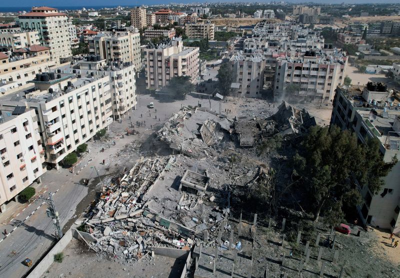 &copy; Reuters. Palestinos se reúnem em torno de edifícios residenciais destruídos em ataques israelenses na cidade de Zahra, na Faixa de Gaza
19/10/2023
REUTERS/Shadi Tabatibi