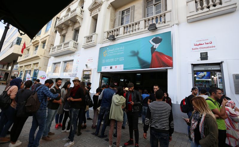 © Reuters. أشخاص يصطفون لشراء التذاكر لمشاهدة عروض مهرجان قرطاج السينمائي في تونس. صورة من أرشيف رويترز.