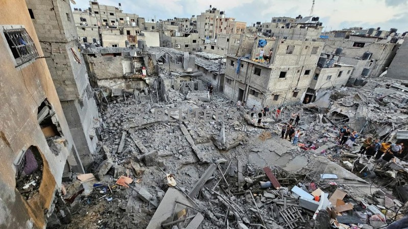 &copy; Reuters. Palestinos se reúnem no local dos ataques israelenses contra casas em Jabalia, norte da Faixa de Gaza
19/10/2023
REUTERS/Anas al-Shareef