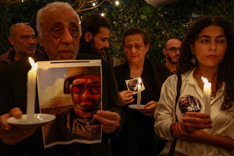 &copy; Reuters. أصدقاء وأقارب صحفي رويترز عصام العبد الله خلال وقفة احتجاجية على ضوء الشموع بمناسبة مرور أسبوع على مقتله في بيروت يوم الجمعة. تصوير: عمرو ال