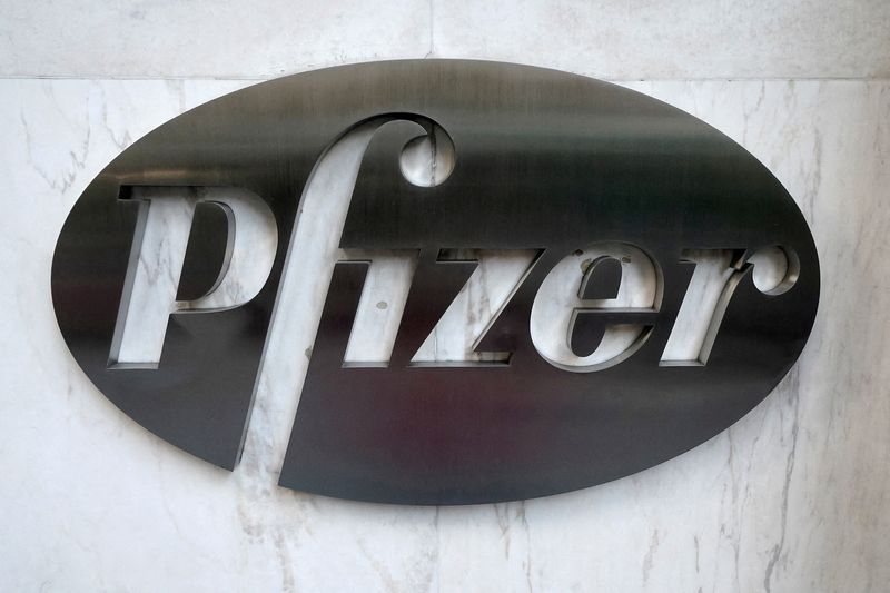 &copy; Reuters. Logo da Pfizer em edifício em Manhattan, Nova York, EUA
9/11/2020 REUTERS/Carlo Allegri/Arquivo