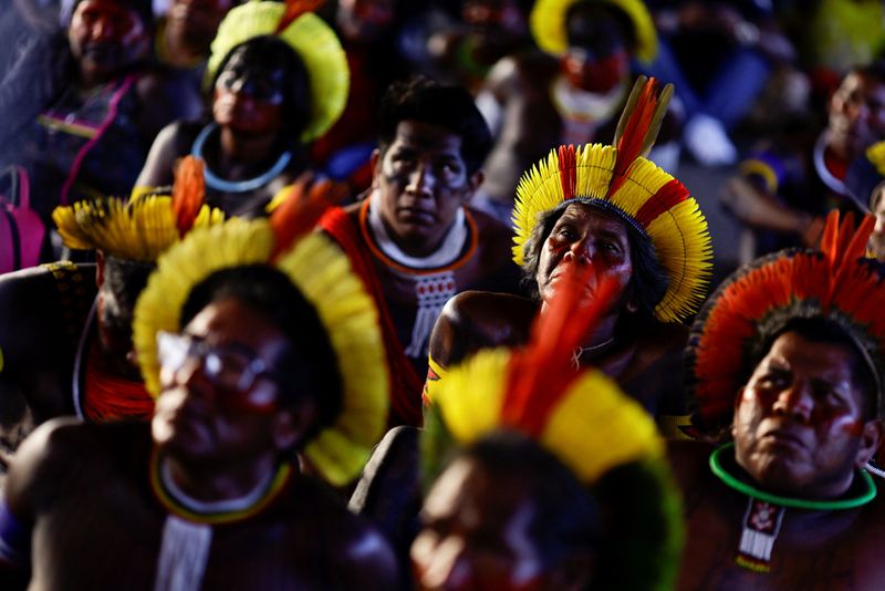&copy; Reuters. Indígenas acompanham por telão julgamento no STF sobre marco temporal para demarcação de terras
20/09/2023
REUTERS/Ueslei Marcelino