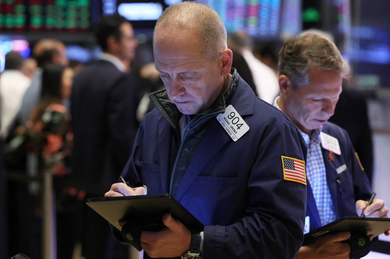 &copy; Reuters. 米国株式市場は主要株価指数が大幅安で取引を終えた。２０日、ニューヨークで撮影（２０２３年　ロイター/Brendan McDermid）