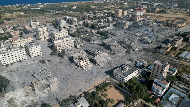 &copy; Reuters. Vista de edificios residenciales destruidos por ataques israelíes en la ciudad de Zahra, en medio del actual conflicto entre Israel y el grupo islamista palestino Hamás, en el sur de la ciudad de Gaza. 21 de octubre de 2023. REUTERS/Shadi Tabatibi      