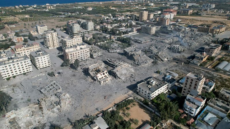 &copy; Reuters. جانب من الدمار الذي لحق بمباني سكنية في مدينة الزهراء في غزة بسبب الغارات الجوية الإسرائيلية يوم السبت. تصوير: شادي الطباطيبي - رويترز