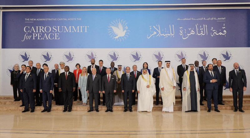 &copy; Reuters. El presidente egipcio Abdel Fattah al-Sisi posa para una foto de familia con otros líderes antes de la cumbre internacional de El Cairo por la paz en Oriente Medio en la Nueva Capital Administrativa (NAC), al este de El Cairo, Egipto. 21 de octubre de 20