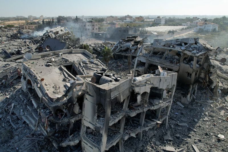 &copy; Reuters. منظر للدمار الذي لحق بمباني سكنية دمرتها غارات إسرائيلية في مدينة الزهراء في غزة يوم السبت. تصوير: شادي الطباطيبي - رويترز 