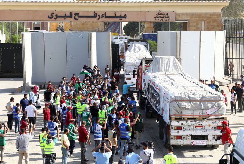 © Reuters. Des camions transportant de l'aide humanitaire d'ONG égyptiennes au poste frontière de Rafah, en Égypte. /Photo prise le 21 octobre 2023/REUTERS