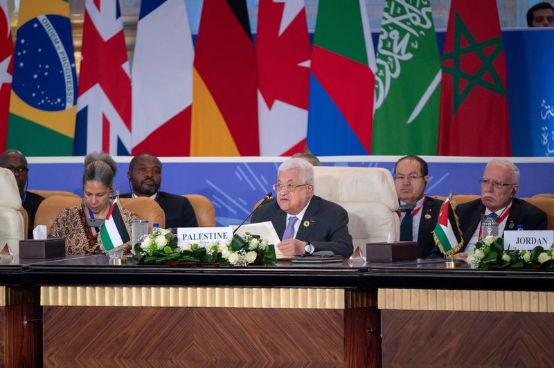 © Reuters. El presidente palestino Mahmoud Abbas pronuncia un discurso durante la Cumbre de El Cairo por la Paz, en El Cairo, Egipto. 21 de octubre de 2023. UAE Presidential Court/ Abdulla Al Neyadi/vía REUTERS. ESTA IMAGEN HA SIDO SUMINISTRADA POR TERCEROS