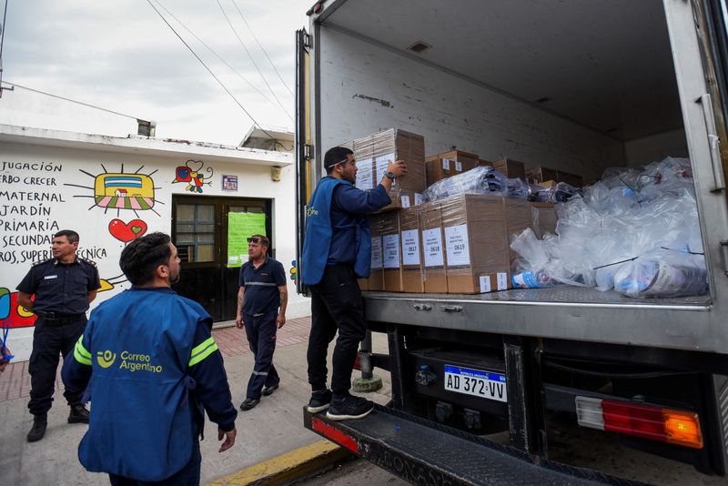 &copy; Reuters. Workers unload ballot boxes and voting material from a truck, ahead of the presidential election, at a school on the outskirts of Buenos Aires, Argentina October 21, 2023. REUTERS/Mariana Nedelcu
