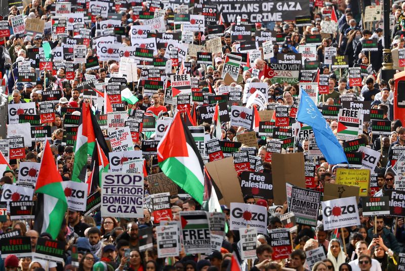 © Reuters. Demonstrators protest in solidarity with Palestinians in Gaza, amid the ongoing conflict between Israel and the Palestinian Islamist group Hamas, in London, Britain, October 21, 2023. REUTERS/Hannah McKay